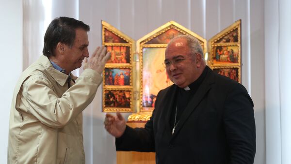 Jair Bolsonaro presta continência ao cardel e bispo do Rio de Janeiro, Dom Orani Tempesta. - Sputnik Brasil