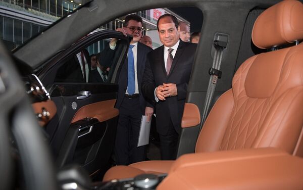 O presidente egípcio Abdel Fattah al-Sisi examina o salão do carro Aurus - Sputnik Brasil