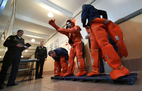 Marinheiros da Frota do Pacífico vestindo trajes de mergulho durante treinamentos de preparação para resgate em um centro de preparação no decorrer de exercícios navais em Vladivostok - Sputnik Brasil