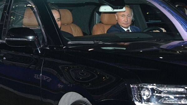O presidente da Rússia, Vladimir Putin e seu homólogo egípcio, Abdel Fattah al-Sisi, no carro Aurus na pista de Fórmula 1 da cidade russa de Sochi - Sputnik Brasil