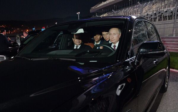 O presidente da Rússia, Vladimir Putin e seu homólogo egípcio, O presidente da Rússia, Vladimir Putin e seu homólogo egípcio, Abdel Fattah al-Sisi, no carro Aurus na pista de Fórmula 1 da cidade russa de Sochi, no carro Aurus na pista de Fórmula 1 da cidade russa de Sochi - Sputnik Brasil