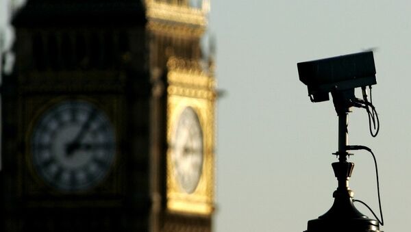 Uma câmera de CCTV (Circuito Fechado de Televisão) é vista em frente ao Big Ben no centro de Londres - Sputnik Brasil