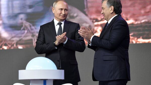 O presidente da Rússia, Vladimir Putin, e seu homólogo Uzbequistão, Shavkat Mirziyoyev, assinam acordo de cooperação nuclear em 19 de outubro de 2018. - Sputnik Brasil