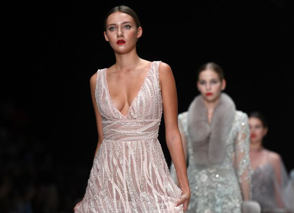 Modelos demonstram uma coleção de roupa Speranza Couture, criada pela designer Nadezda Yusupova durante a semana de moda Mercedes-Benz Fashion Week, em Moscou - Sputnik Brasil