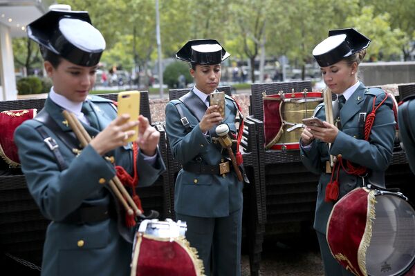 Mulheres da Guarda Civil da Espanha participam dos festejos do Dia Nacional em Madri - Sputnik Brasil