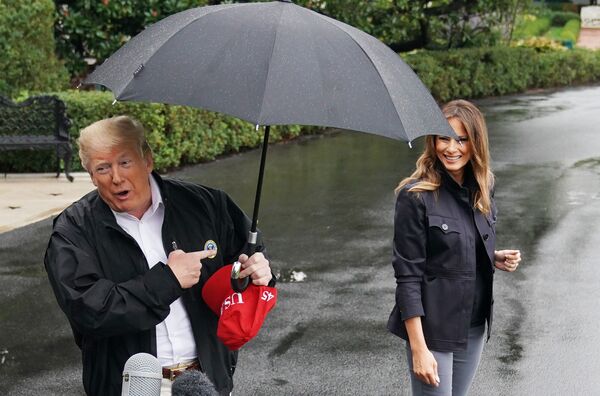 Presidente dos EUA, Donald Trump, com sua esposa Melania caminham perto da Casa Branca, em Washington, antes de viajar para a Flórida - Sputnik Brasil