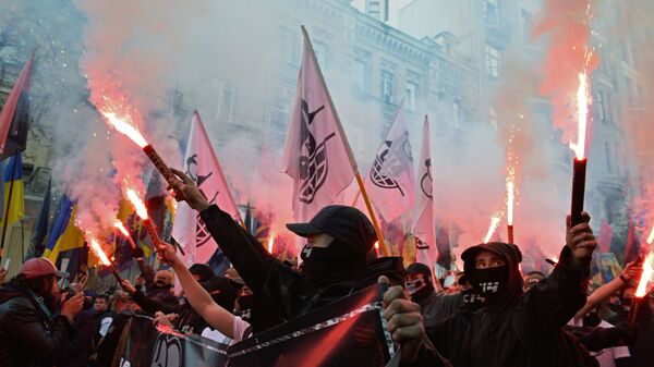 Participantes de marcha nacionalista dedicada ao 76º aniversário do Exército Insurgente da Ucrânia (organização extremista proibida na Rússia) em Kiev - Sputnik Brasil