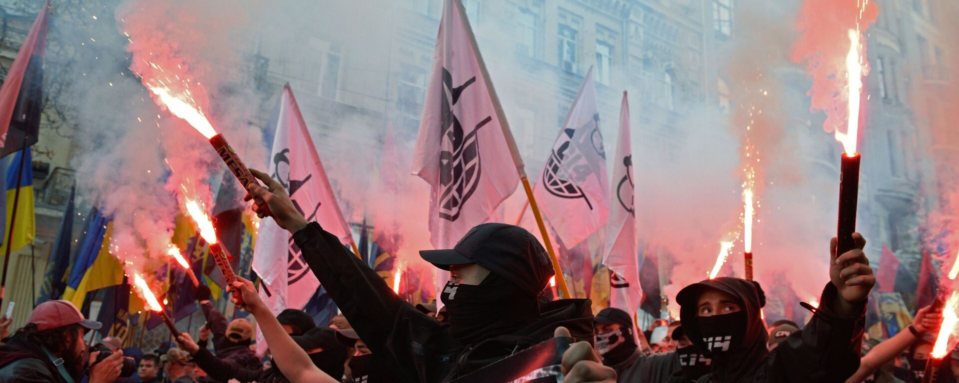 Participantes de marcha nacionalista dedicada ao 76º aniversário do Exército Insurgente da Ucrânia (organização extremista proibida na Rússia), em Kiev. - Sputnik Brasil, 1920, 05.03.2022