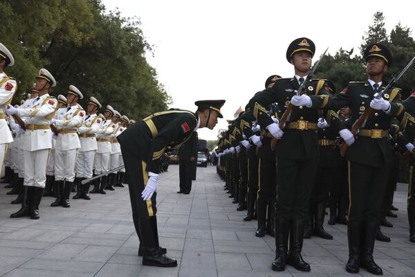 Militares da guarda de honra da China se preparam para saudar o rei Haroldo V da Noruega, durante sua visita ao país - Sputnik Brasil