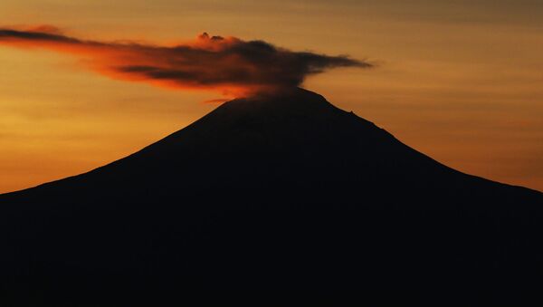 Fumaça se elevando em cima do vulcão Popocatepetl, no México - Sputnik Brasil