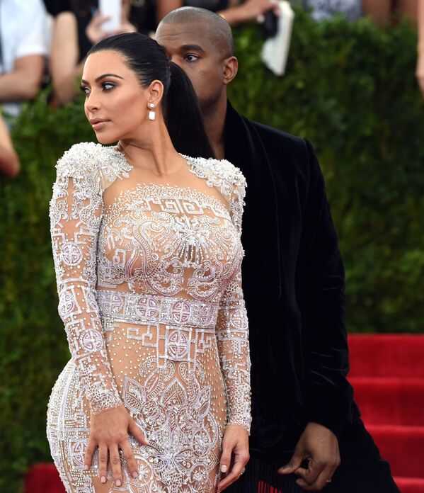 Kim Kardashian e Kanye West chegam ao baile anual do Instituto do Vestuário do Museu Metropolitan, em Nova York, em 4 de maio de 2015 - Sputnik Brasil