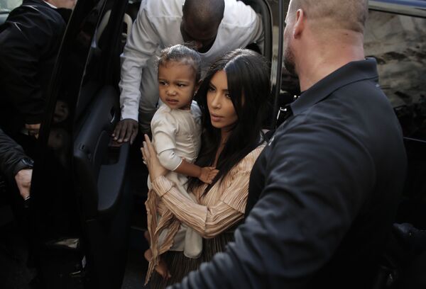 Kim Kardashian junto com sua filha North West durante seu batismo em Jerusalém, em 13 de abril de 2015 - Sputnik Brasil
