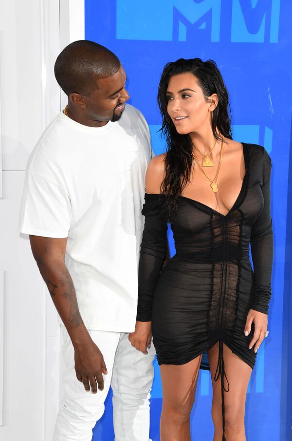 Kim Kardashian e Kanye West chegam à cerimônia de música MTV Video Music Awards, em Nova York, em 28 de agosto de 2016 - Sputnik Brasil