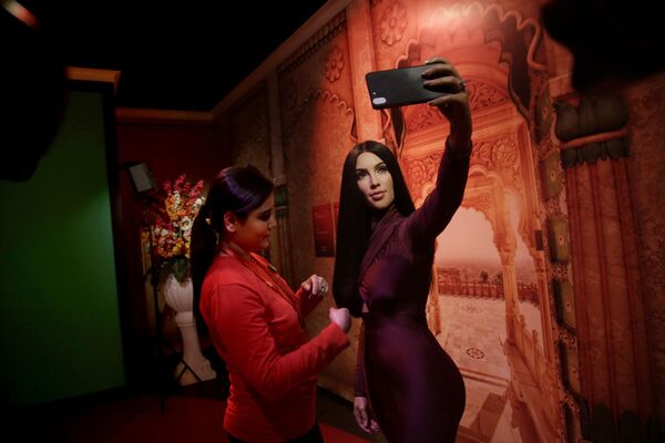 Estátua de cera retratando Kim Kardashian no Museu Madame Tussauds, em Nova Deli, na Índia - Sputnik Brasil
