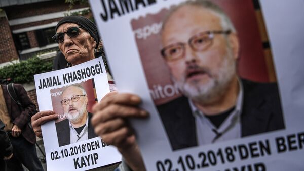Pessoas protestam perto do consulado da Arábia Saudita em Istambul após o desaparecimento do jornalista Jamal Khashoggi, 9 de outubro de 2018 - Sputnik Brasil