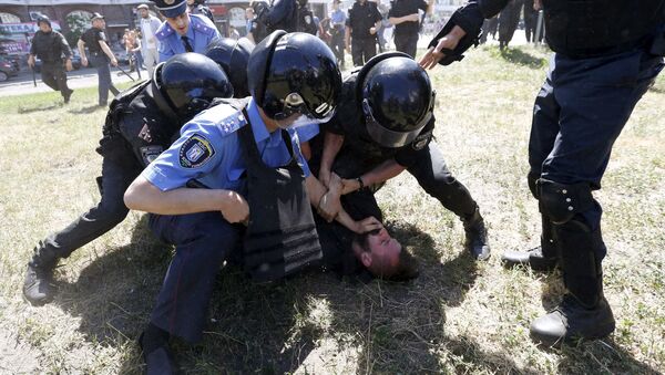 Polícia ucraniana detém manifestante em protesto - Sputnik Brasil