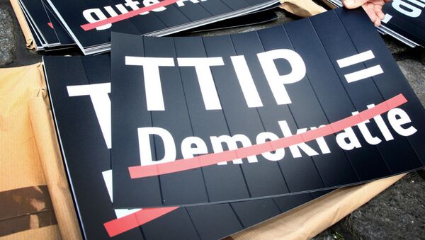 Anti-TTIP cartaz - Sputnik Brasil