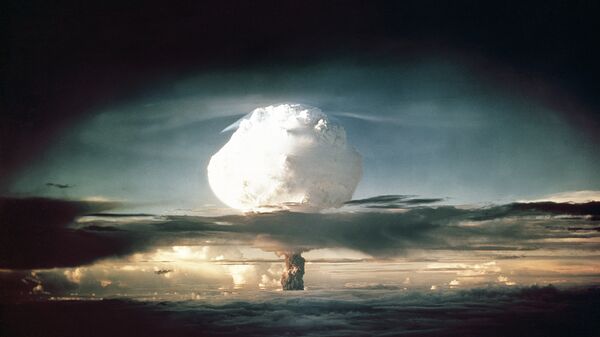 A nuvem de cogumelo do Ivy Mike (codinome dado ao teste) se eleva acima do Oceano Pacífico sobre o Atol Enewetak nas Ilhas Marshall em 1 de novembro de 1952 - Sputnik Brasil