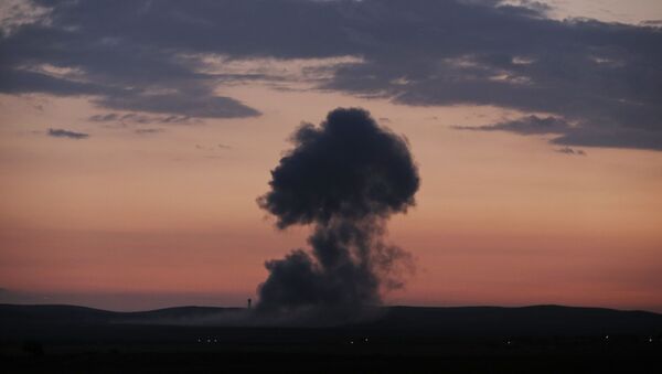 Fumaça subindo após ataques aéreos da coalizão dos EUA na Síria (foto de arquivo) - Sputnik Brasil