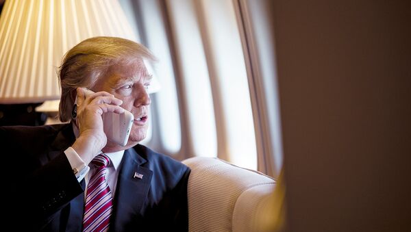 O presidente Donald Trump fala ao telefone a bordo do avião presidencial Air Force One. - Sputnik Brasil