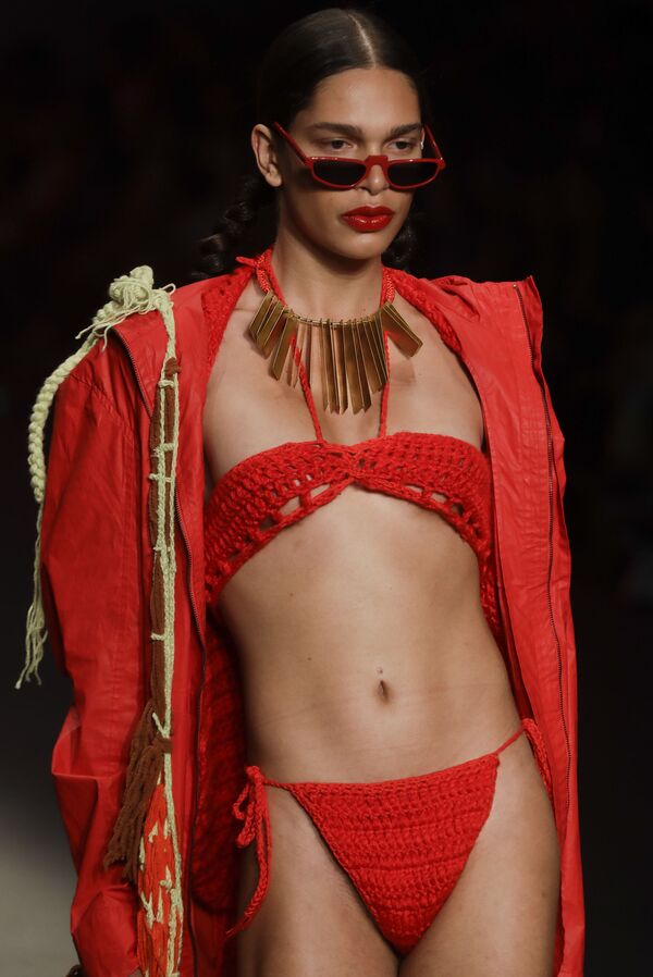 Mulher desfila na passarela usando biquíni e jaqueta vermelhos durante São Paulo Fashion Week - Sputnik Brasil