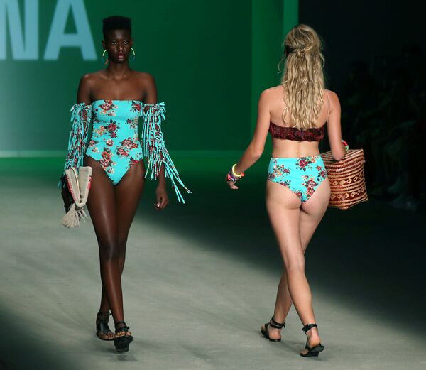 Modelos desfilam com maiô e biquíni da mesma estampa durante evento de moda em São Paulo - Sputnik Brasil