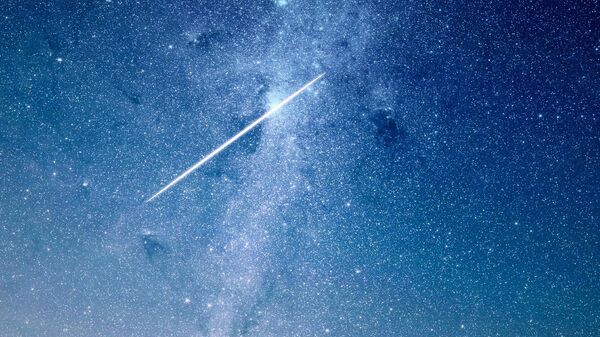 Meteoro atravessando céu noturno - Sputnik Brasil