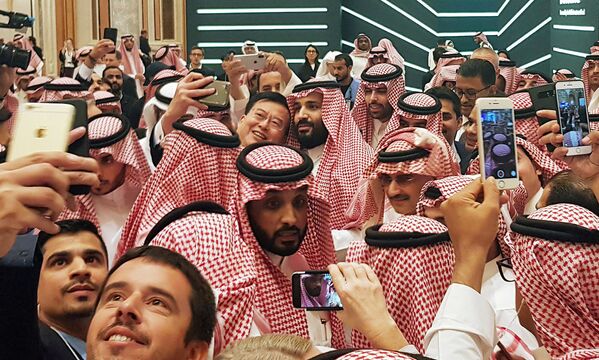 Príncipe herdeiro saudita Mohammad bin Salman tirando selfie durante uma conferência sobre investimentos, em Riad, Arábia Saudita - Sputnik Brasil
