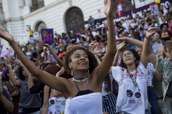 Mulheres dançando durante manifestações no Rio de apoio ao presidenciável do PT, Fernando Haddad - Sputnik Brasil