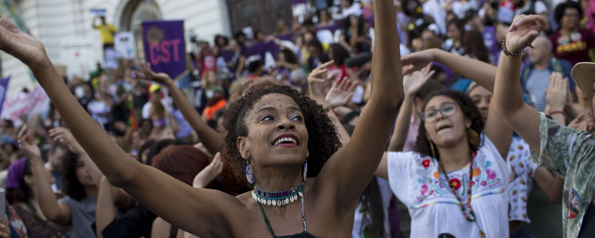Mulheres dançando durante manifestações no Rio de apoio ao presidenciável do PT, Fernando Haddad - Sputnik Brasil, 1920, 10.12.2018