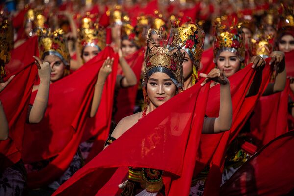Meninas durante uma dança tradicional de Jawa, na Indonésia - Sputnik Brasil