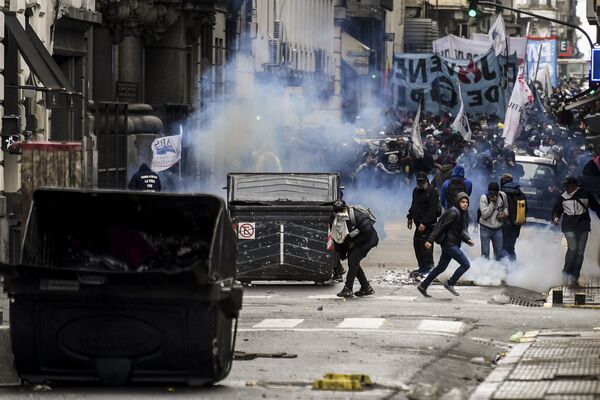 Manifestantes protestam contra medidas de austeridades do governo argentino durante confrontos com a polícia em Buenos Aires - Sputnik Brasil