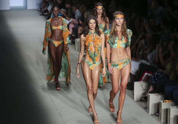 Modelos desfilando durante a apresentação de maiôs no Fashion Week em São Paulo - Sputnik Brasil