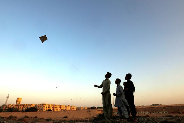 Crianças paquistanesas lançando uma pipa - Sputnik Brasil