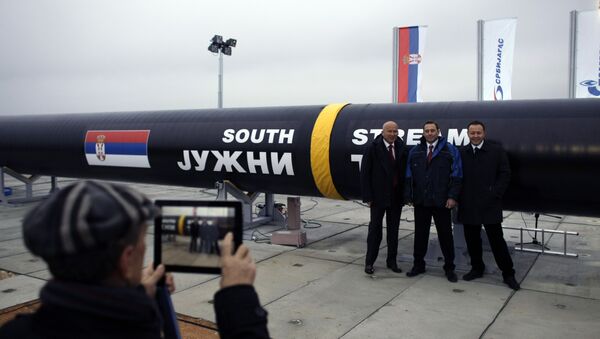 Três homens tiram fotos ao lado da primeira seção do gasoduto da Gazprom South Stream, na cidade de Sajkas, a 80 quilômetros ao norte de Belgrado. - Sputnik Brasil