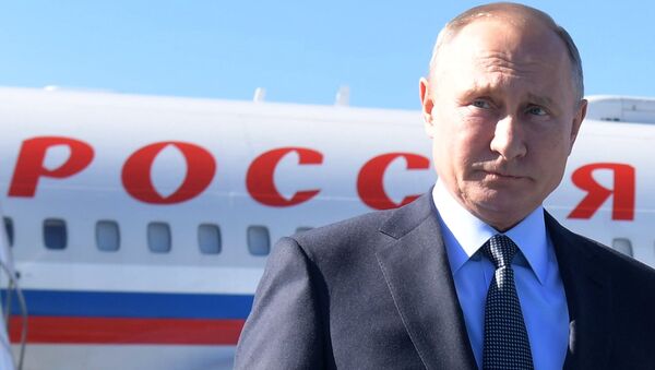 O presidente russo, Vladimir Putin, na chegada a Instambul para encontro multilateral sobre a Síria. - Sputnik Brasil