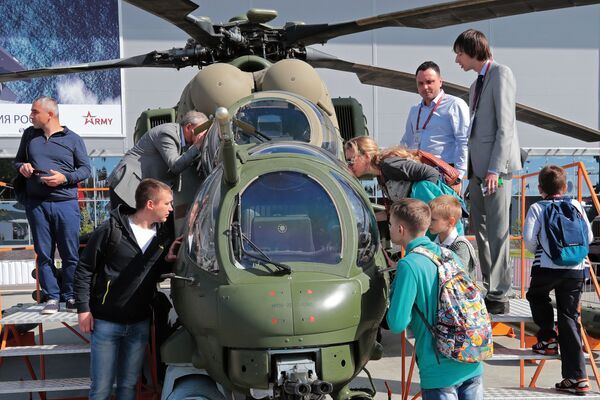 Visitantes do fórum técnico-militar internacional EXÉRCITO 2018 perto de um helicóptero Mi-35M - Sputnik Brasil