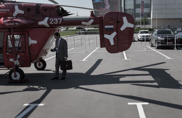 Visitante da exposição de helicópteros HeliRussia 2015 perto do helicóptero russo Ka-226T - Sputnik Brasil