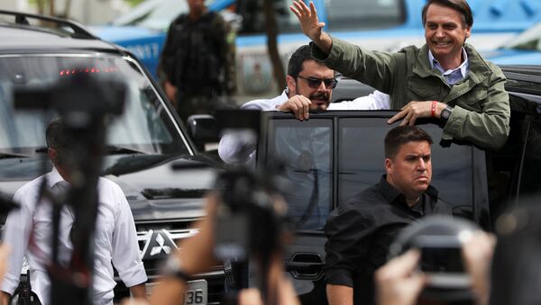 Jair Bolsonaro entra no carro após votar no RJ, em 28 de outubro de 2018 - Sputnik Brasil