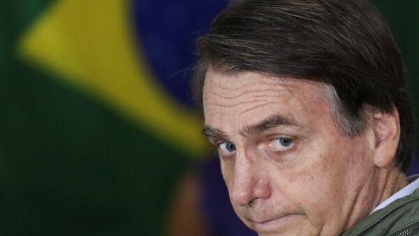 Jair Bolsonaro coloca seu voto no segundo turno das presidenciais no Brasil, em 28 de outubro de 2018 - Sputnik Brasil