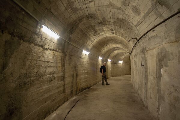 No interior de um bunker, Atenas - Sputnik Brasil
