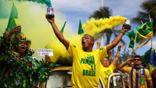 Simpatizantes de Jair Bolsonaro se manifestam no dia da eleição, em RJ, em 28 de outubro de 2018 - Sputnik Brasil