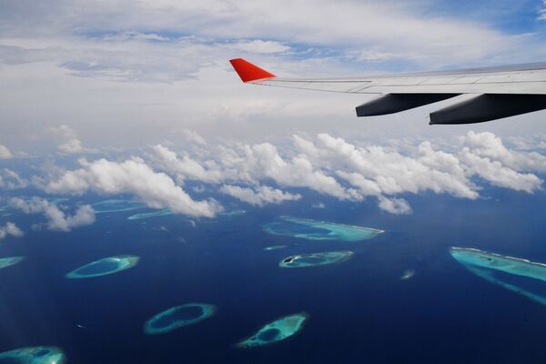 Avião sobrevoando ilhas Maldivas, que estão a apenas 1,8 metro acima do nível do mar, sendo ameaçadas pelo aumento do nível do mar - Sputnik Brasil