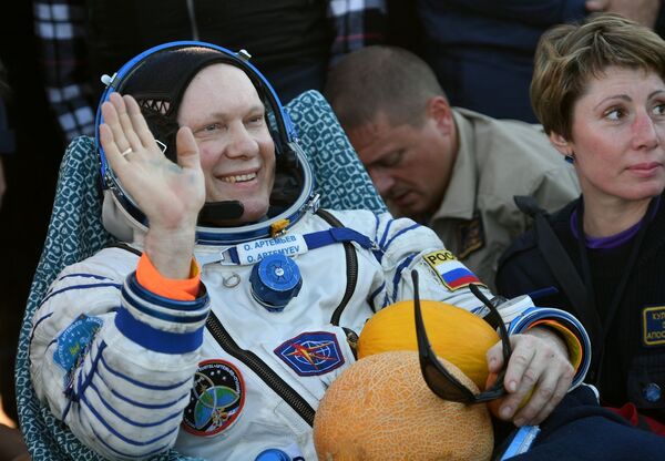 Cosmonauta russo Oleg Artemiev após a aterrissagem da nave espacial  Soyuz MS-08,  em 4 de outubro de 2018 - Sputnik Brasil