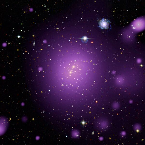 Luminescência irradiada pelo gás quente na aglomeração de galáxias XLSSC006 captada pela sonda XMM-Newton, que foi lançada pela Agência Espacial Europeia - Sputnik Brasil