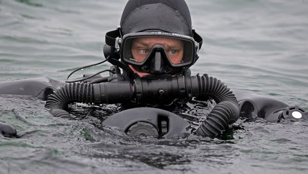 Mergulhador militar russo durante exercícios no mar Báltico - Sputnik Brasil