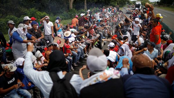 Carava de imigrantes rumo aos Estados Unidos. Foto feita no México em 22 de outubro de 2018. - Sputnik Brasil