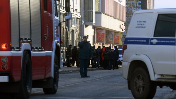 Funcionários da polícia e do Ministério para Situações de Emergência da Rússia perto da entrada do prédio do Serviço Federal de Segurança na cidade russa de Arkhangelsk, atingido pela explosão em 31 de outubro - Sputnik Brasil