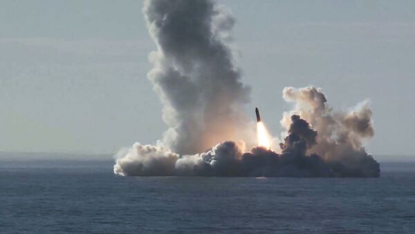 Lançamento de quatro mísseis a partir do submarino Yuri Dolgoruky da classe Borei - Sputnik Brasil