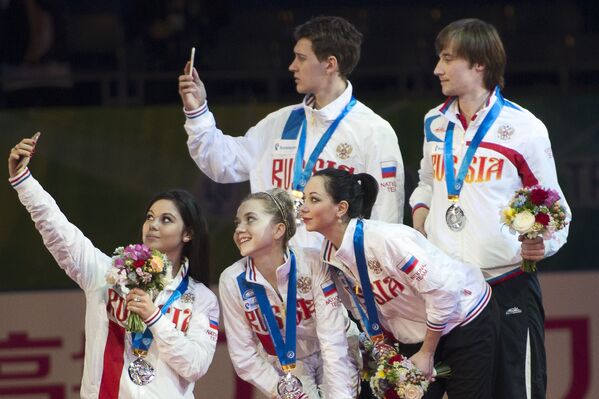 Atletas russos ao conquistarem medalhas de prata no Campeonato Mundial por Equipes de Patinação Artística em Tóquio - Sputnik Brasil